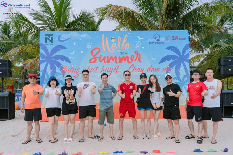 Hình ảnh nhân viên của Thái - Holding tham gia trò chơi tại bãi biển đầy nhiệt huyết